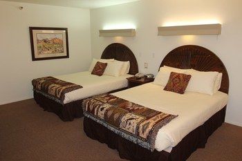 2 Queens Deluxe Non-Smoking Photo 2